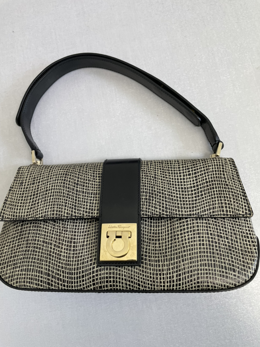 フェラガモのバッグをお買取り致しました。
